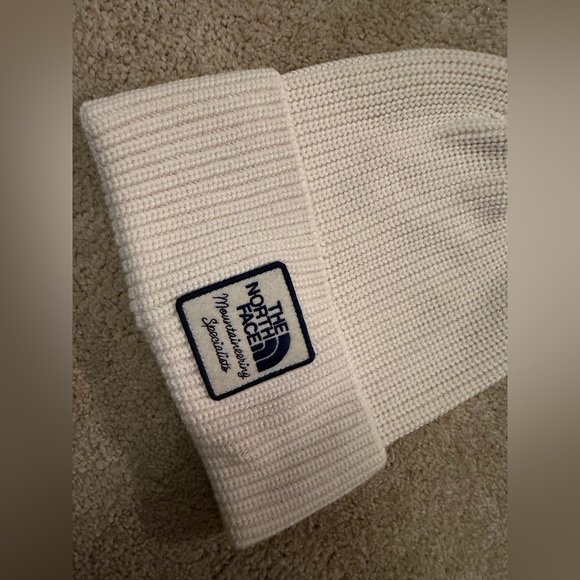 North Face Women’s NWT Beanie - Picture 3 of 6